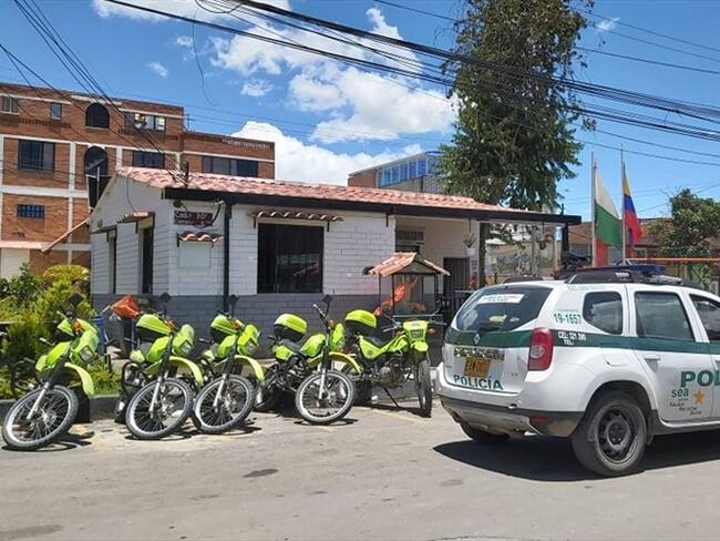 Los policías explican lo ocurrido y lo que se hizo para atender la emergencia que dejó ocho muertos. . Foto: Colprensa