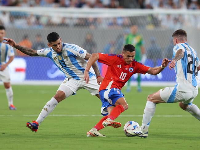 East Rutherford (United States), 25/06/2024.- Argentina defender Cristian Romero (L) and Argentina midfielder Alexis Mac Allister (R) challenge Chile forward Alexis Sanchez (C) during the first half of the CONMEBOL Copa America 2024 group A soccer match between Argentina and Chile, at MetLife Stadium in East Rutherford, New Jersey, USA, 25 June 2024. (Roma) EFE/EPA/JUSTIN LANE