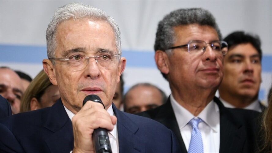 El expresidente Álvaro Uribe pidió que aplazar la iniciativa para intentar buscar un consenso con otras fuerzas políticas y llevarla a buen puerto.. Foto: Colprensa