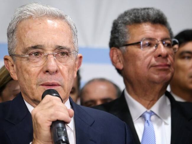 El expresidente Álvaro Uribe pidió que aplazar la iniciativa para intentar buscar un consenso con otras fuerzas políticas y llevarla a buen puerto.. Foto: Colprensa
