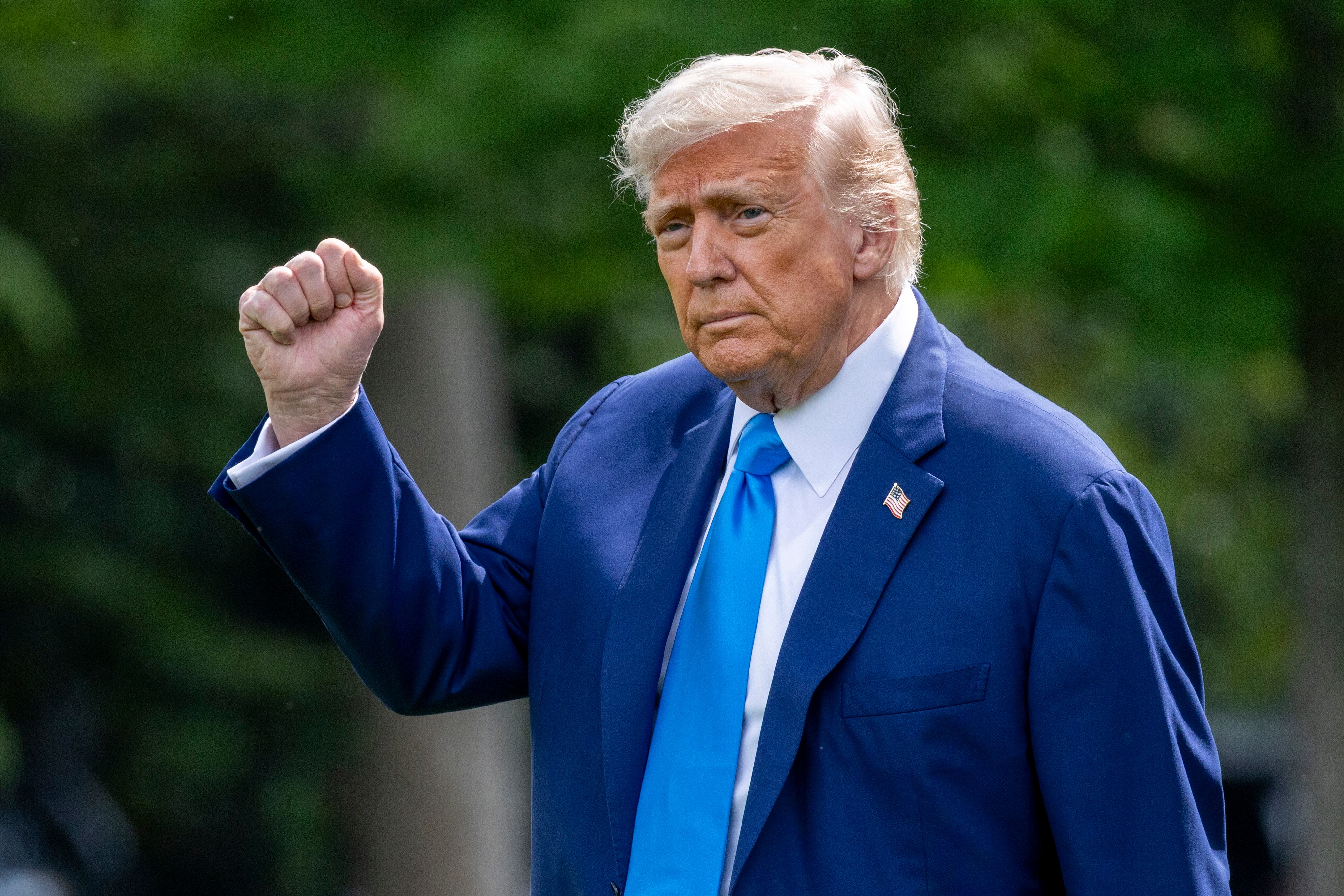 Entró en vigor las restricciones de Trump para el ingreso a EE.UU. desde 19 países.  EFE/EPA/SHAWN THEW