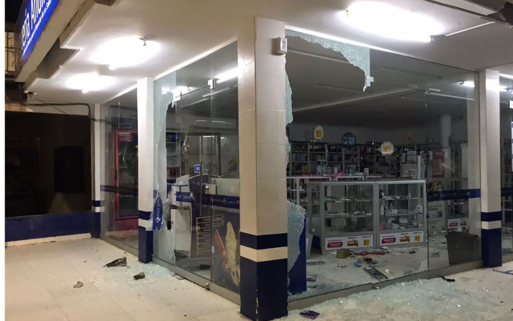 Daño en la droguería ubicada en el barrio El Pando. Foto: Juan Tapia