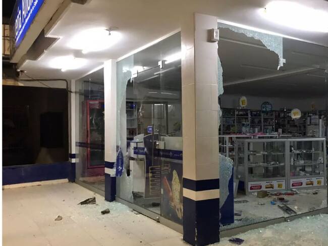 Daño en la droguería ubicada en el barrio El Pando. Foto: Juan Tapia