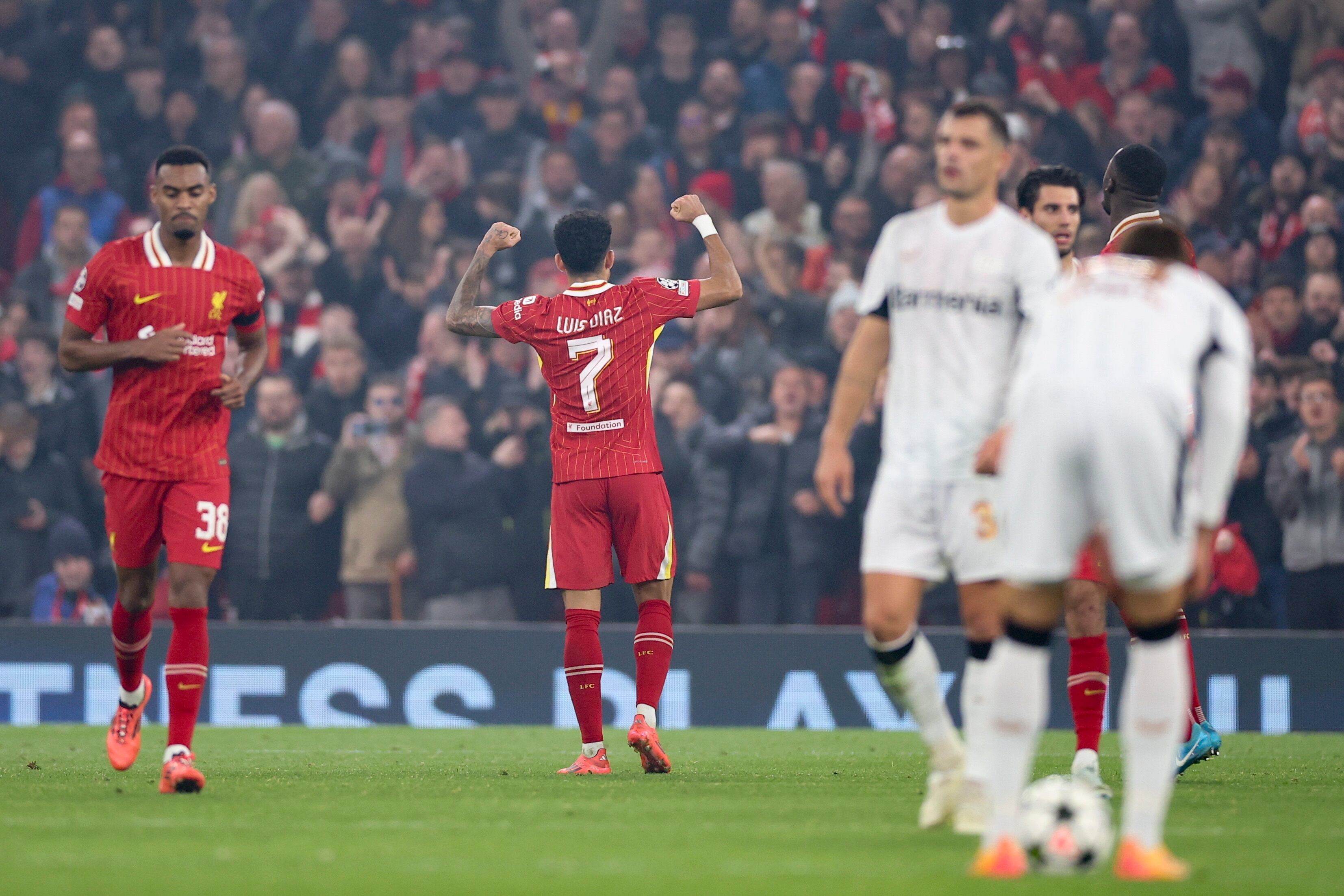 Liverpool (United Kingdom), 05/11/2024.- Luis Diaz of Liverpool (C) celebrates after scoring the 3-0 goal during the UEFA Champions League league phase match between Liverpool FC and Bayer 04 Leverkusen, in Liverpool, Britain, 05 November 2024. (Liga de Campeones, Reino Unido) EFE/EPA/ADAM VAUGHAN