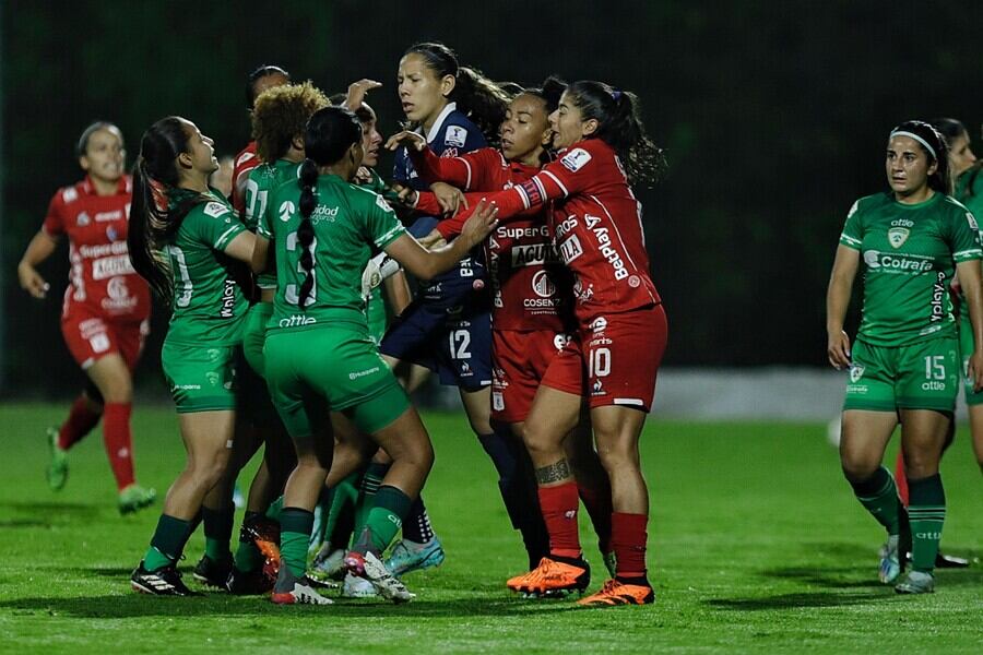 Jugadoras del América de Cali y de la Equidad. Foto: Colprensa.