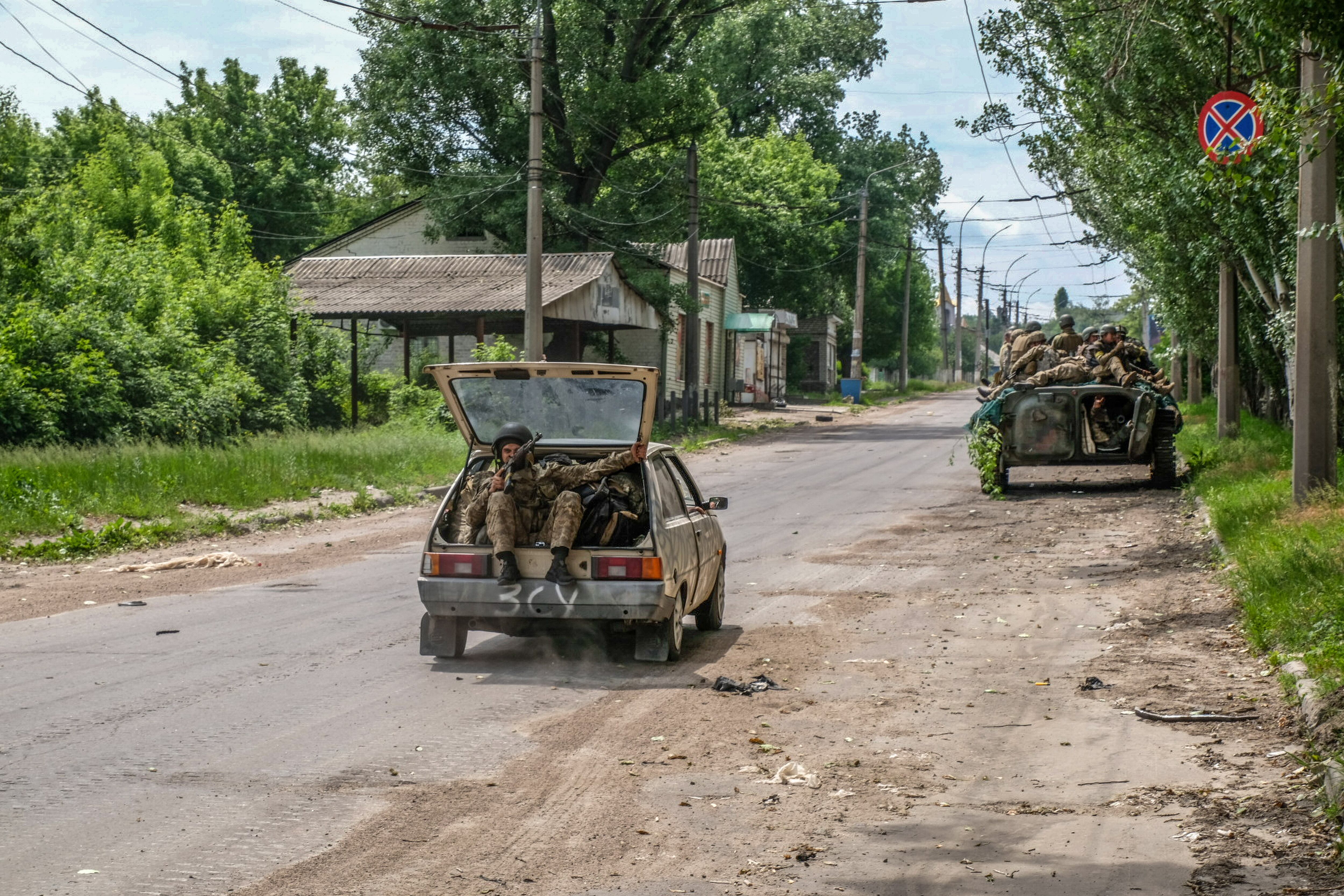LYSYCHANSK, UKRAINE - 2022/05/28: Soldiers seen moving on a tank and vehicles in the outskirts of the Lysychansk, close to Severodonetsk. (Photo by Rick Mave/SOPA Images/LightRocket via Getty Images)