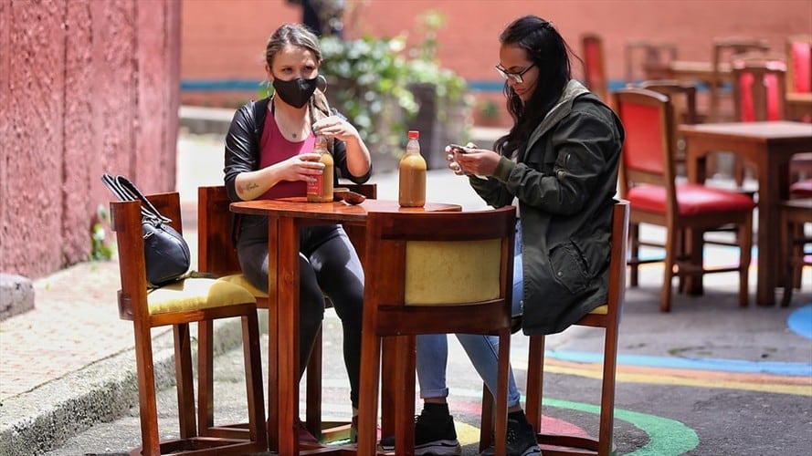 No se realizarán cobros por el uso del espacio público a los establecimientos que operan bajo el modelo ‘Bogotá a cielo abierto’.. Foto: Colprensa