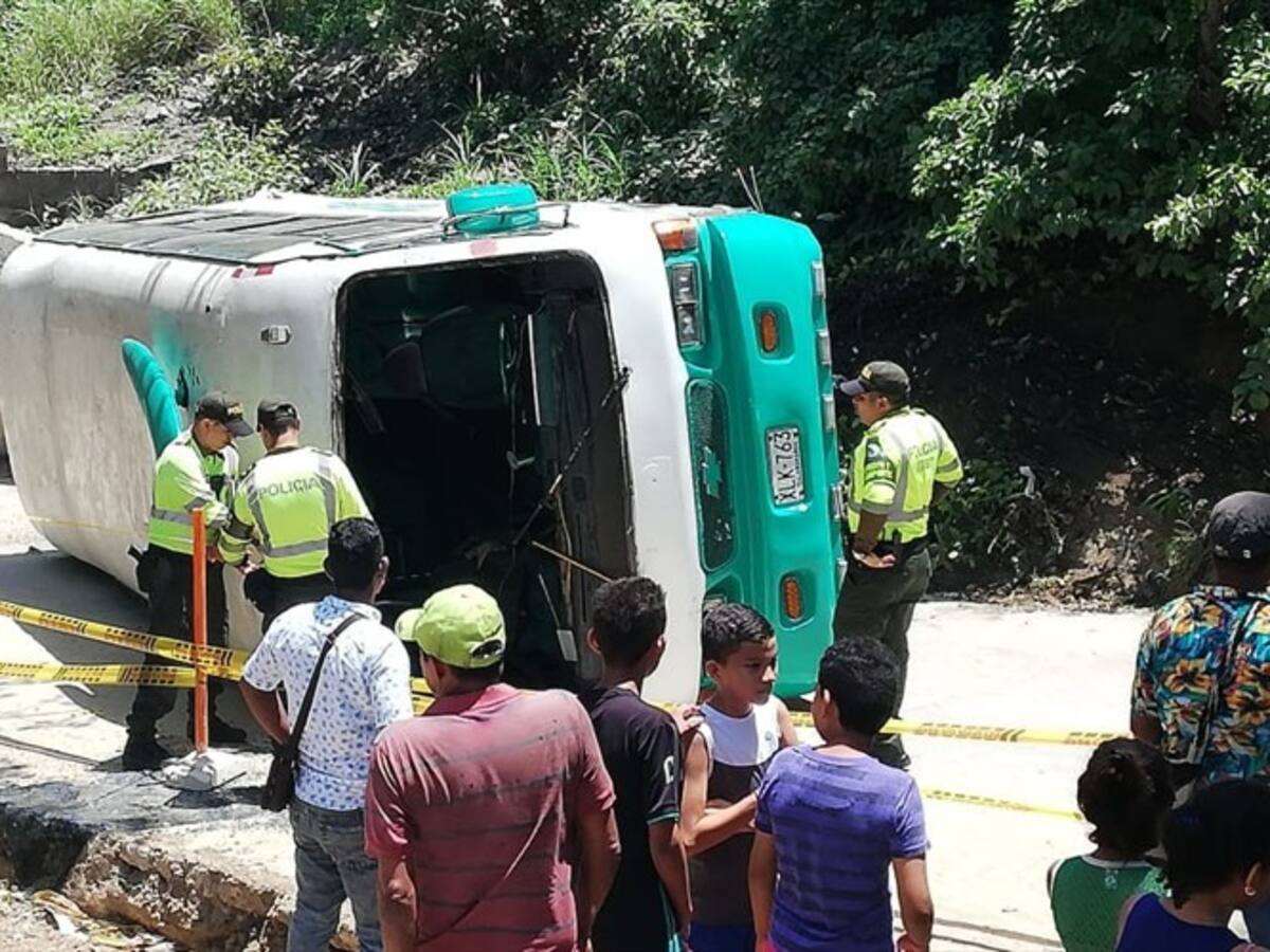 Bus escolar se volcó en Las Terrazas