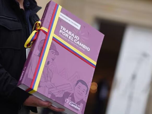Texto de la reforma laboral en Coplombia: ‘Proyecto de Ley: Trabajo por el Cambio’. Foto: Senado