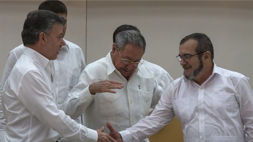 Juan Manuel Santos, Raúl Castro y "Timochenko". Foto: Associated Press - AP