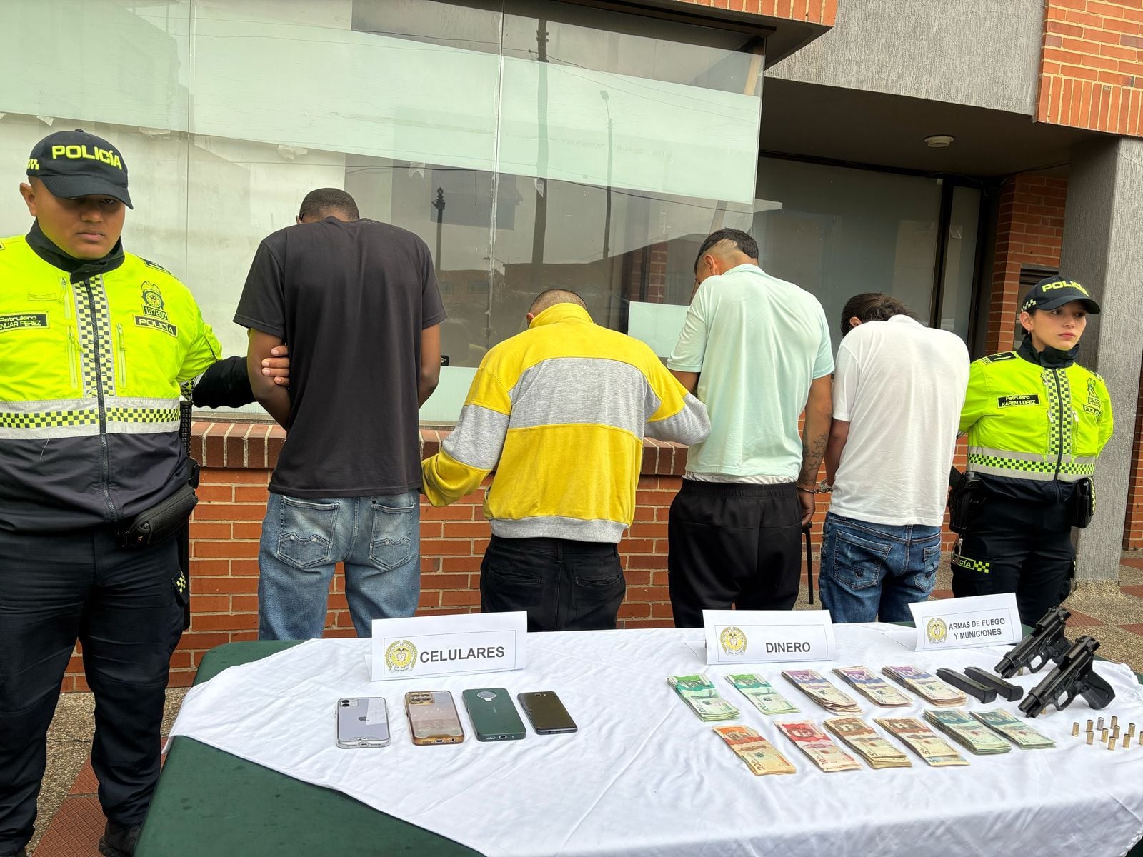 Capturan a cuatro delincuentes dedicados a robar a entidades financieras en Bogotá. Foto: Suministrada.