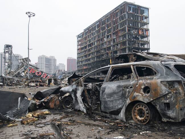 Foto de referencia de las consecuencias de los misiles rusos en Kiev, la capital de Ucrania. (Photo by Maxym Marusenko/NurPhoto via Getty Images)