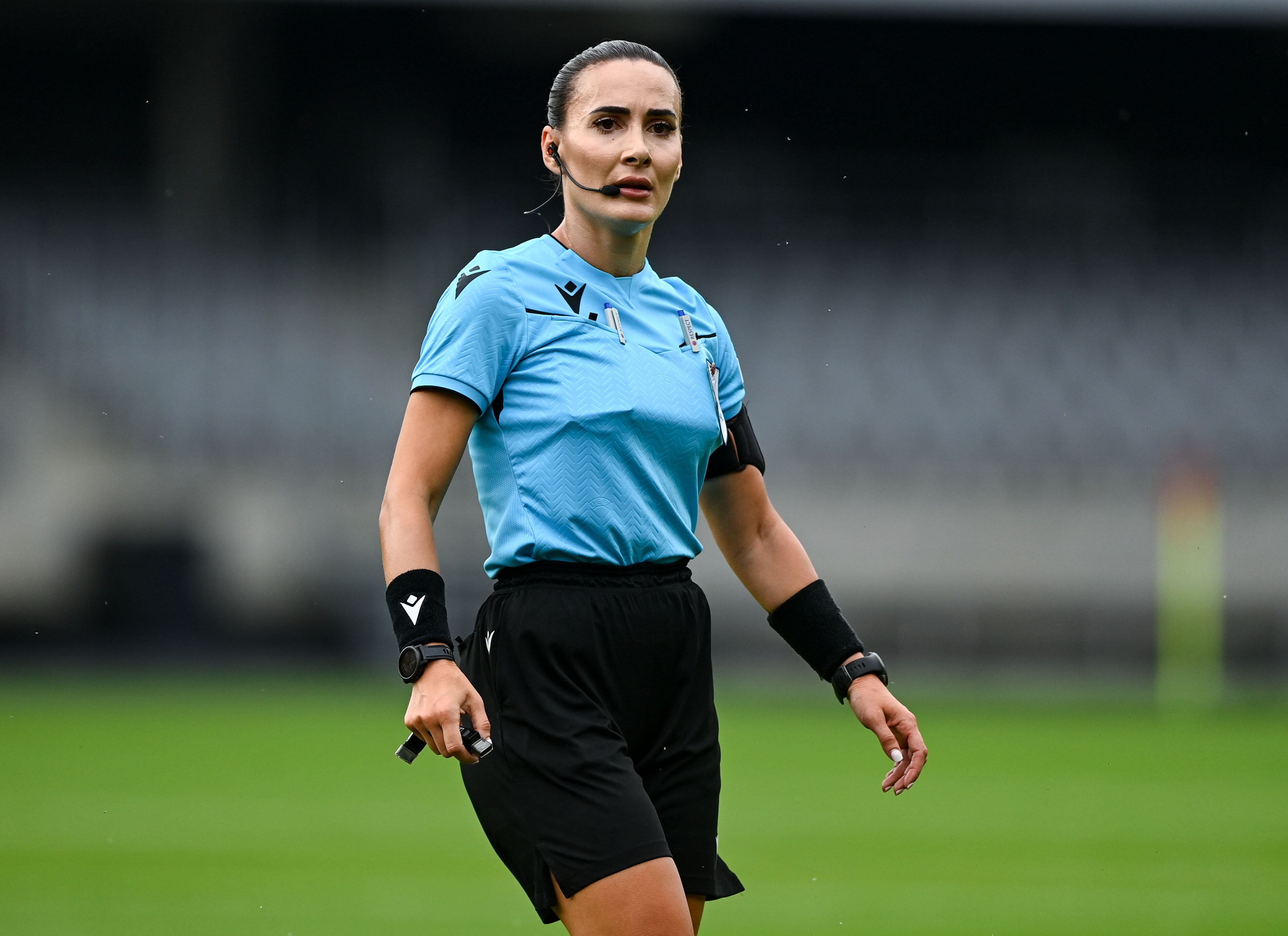 Emanuela Rusta, en el arbitraje de la semifinal del campeonato femenino UEFA Sub-19 (GettyImages)