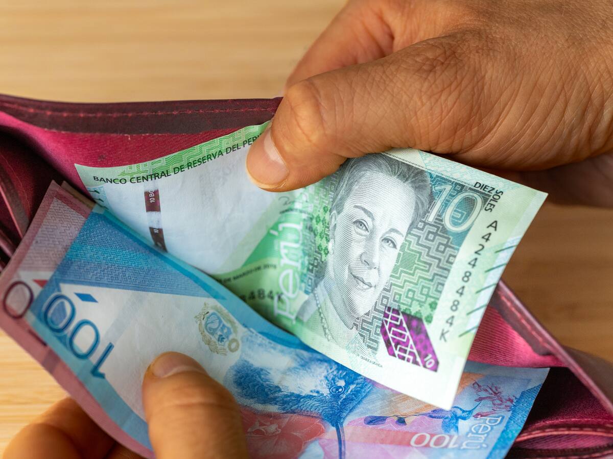 Gobierno de Perú incrementó el salario mínimo en 10,2 %, quedando en 1.130 soles