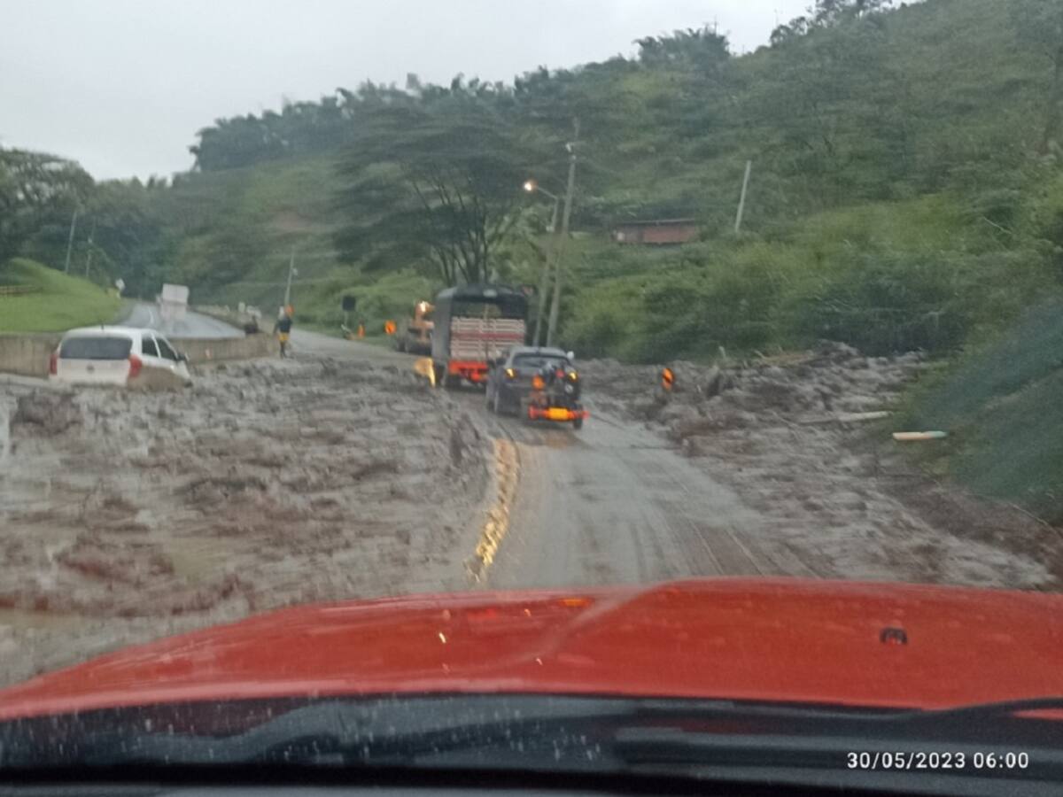 En la vía Manizales - Medellín cierran autopista del Café por un derrumbe