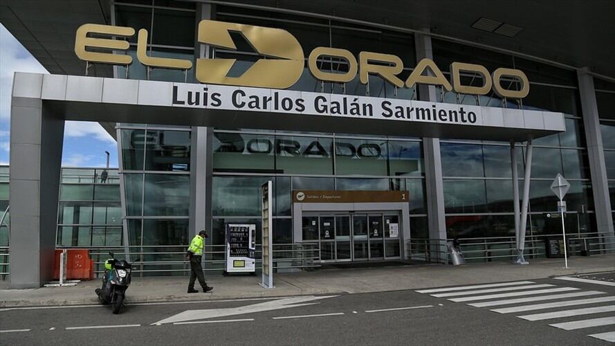 Una persona perdió la vida al caer desde el segundo piso del aeropuerto El Dorado. Foto: Colprensa