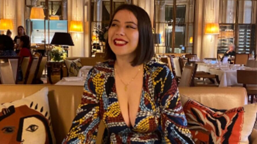 Jeanne, mujer discriminada por su escote. Foto: Twitter @jeavnne