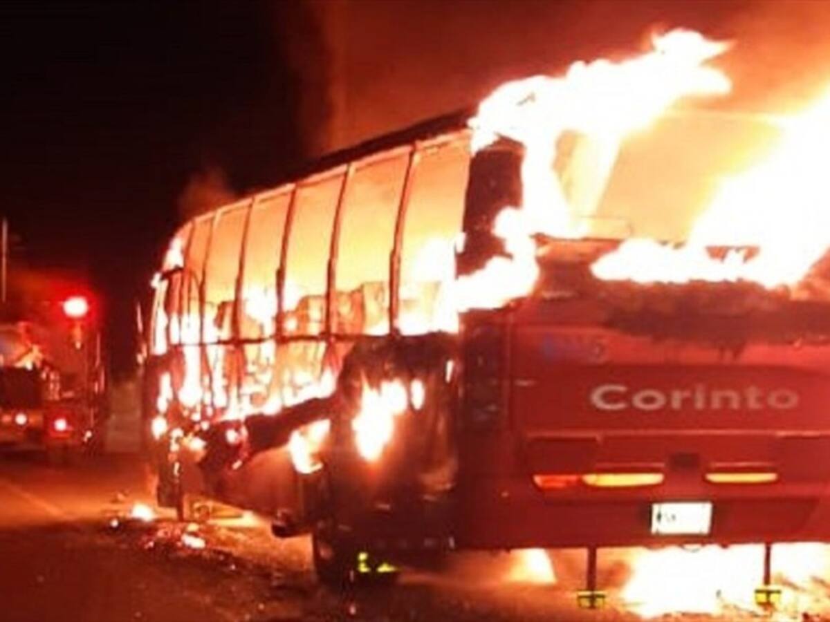 Buscan a sujetos que incineraron un bus en Corinto, Cauca