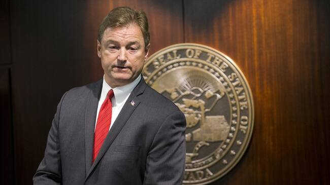 El senador republicano Dean Heller habla durante una conferencia de prensa en la que anunció que votará contra una iniciativa republicana de reforma al seguro de salud, el viernes 23 de junio de 2017,. Foto: Associated Press - AP