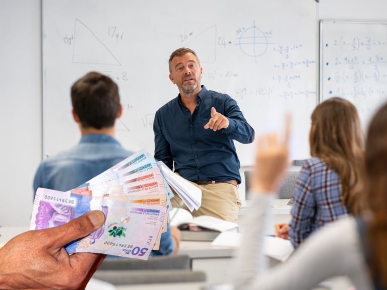 Sueldo de docente, imagen de referencia realizada con fotos de Getty Images, por W Radio