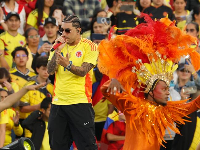 AMDEP5507. BOGOTÁ (COLOMBIA), 31/08/2024.- El artista colombiano Ryan Castro (i) se presenta en la inauguración de la Copa Mundial Femenina sub-20 este sábado, antes del partido del grupo A entre las selecciones de Colombia y Australia en el estadio El Campín en Bogotá (Colombia). EFE/ Mauricio Dueñas Castañeda