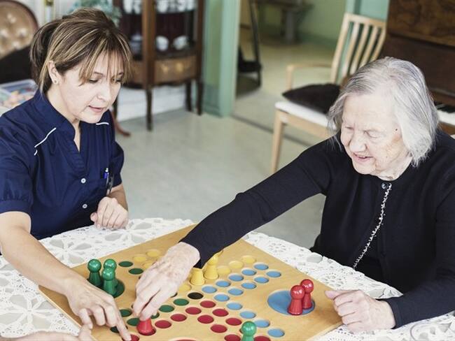 Estudiantes colombianas son premiadas en España por diseño de juego para adultos mayores