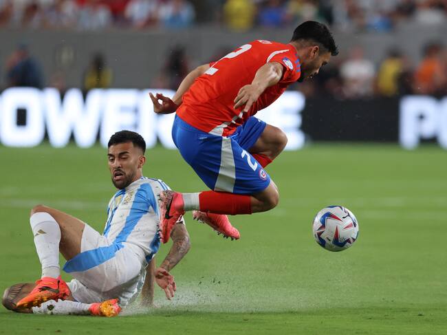East Rutherford (United States), 25/06/2024.- Argentina forward Nicolas Gonzalez (L) challenges Chile defender Gabriel Suazo (R) during the first half of the CONMEBOL Copa America 2024 group A soccer match between Argentina and Chile, at MetLife Stadium in East Rutherford, New Jersey, USA, 25 June 2024. EFE/EPA/JUSTIN LANE