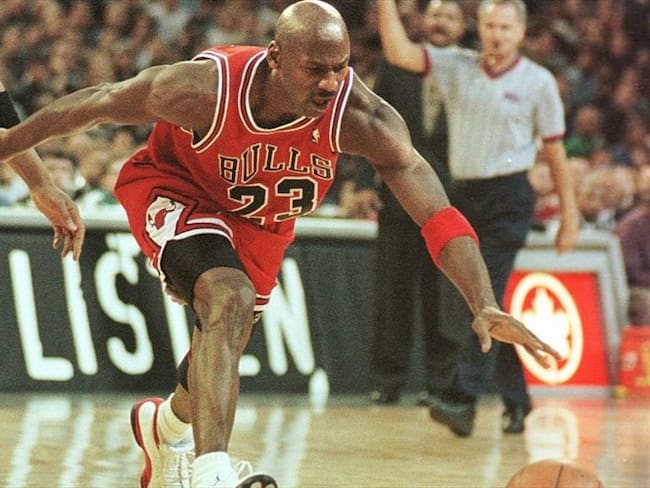 La zapatilla izquierda tiene aún un trozo de vidrio en la suela. Foto: Getty Images