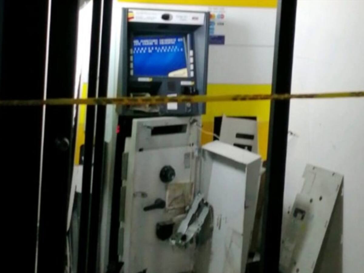 Con explosivos roban cajero Cali