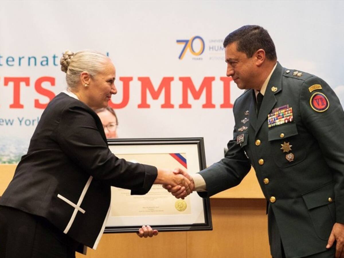 Comandante de Séptima División del Ejército fue condecorado por líder de la Cienciología