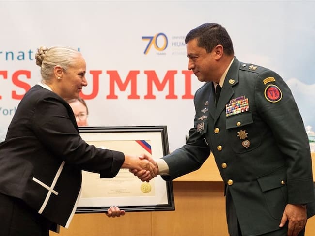 Comandante de Séptima División del Ejército fue condecorado por líder de la Cienciología