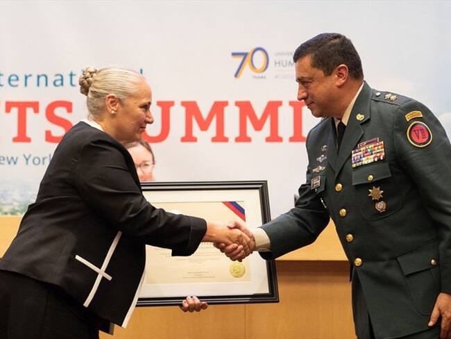 Comandante de Séptima División del Ejército fue condecorado por líder de la Cienciología