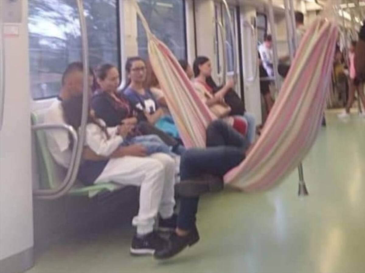 Polémica por hamaca colgada en un vagón del Metro de Medellín