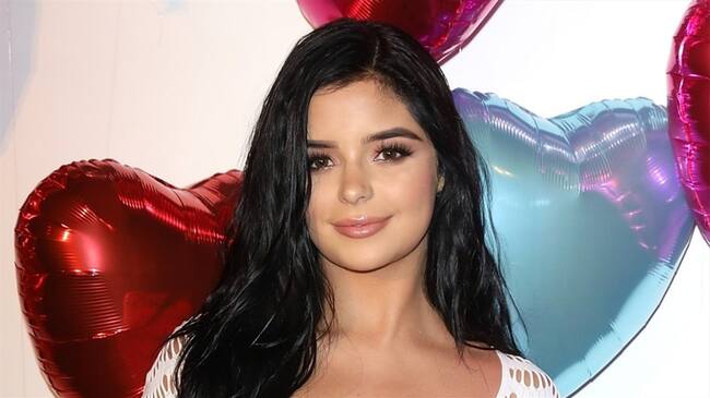 Demi Rose lució un diminuto bikini sobre un yate. Foto: Tim Whitby/BFC/Getty Images