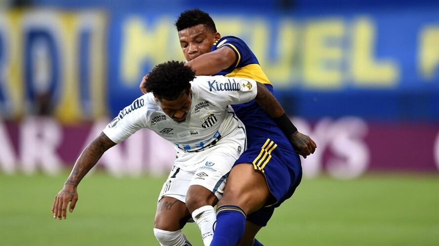 La agresión de Frank Fabra a Marinho. Foto: Marcelo Endelli/Getty Images