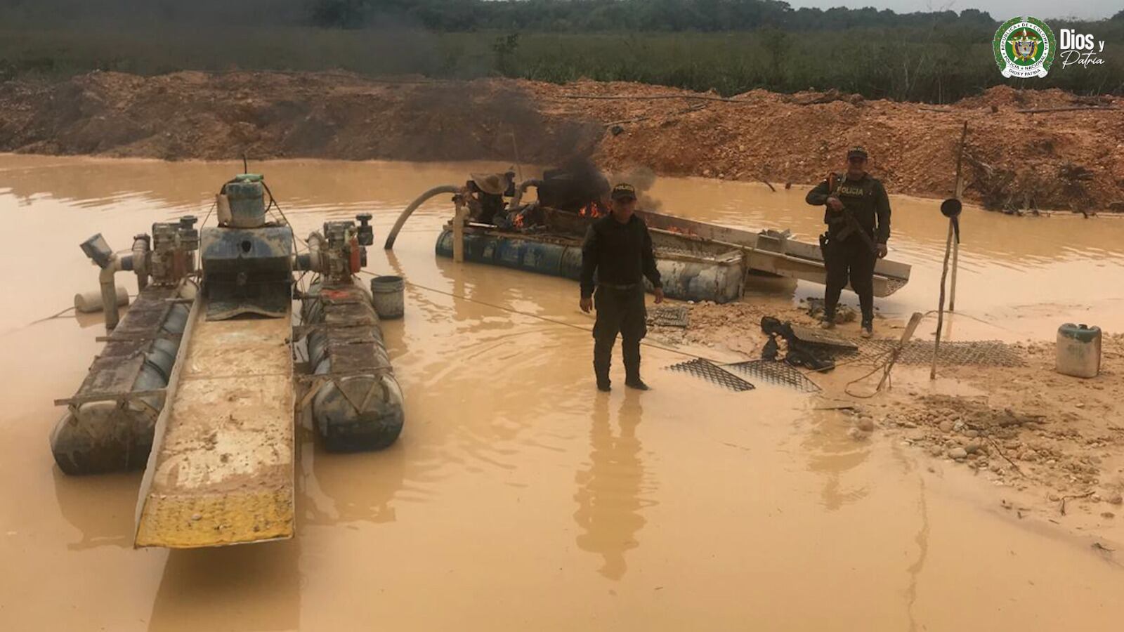 Capturan a dos hombres por explotación ilegal de oro en Santander. Foto: Policía Desan