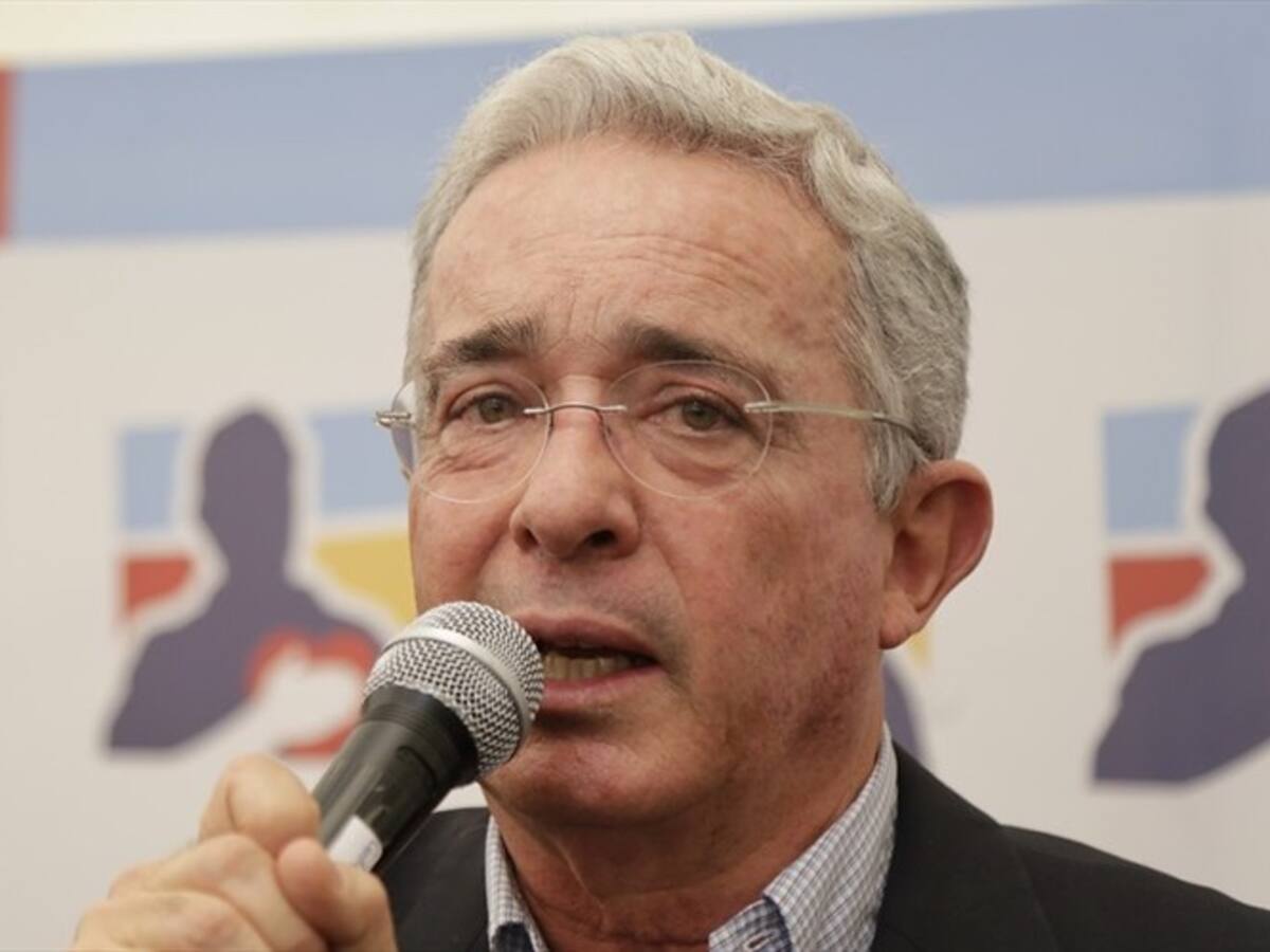 Corte Suprema pide suspender al senador Uribe