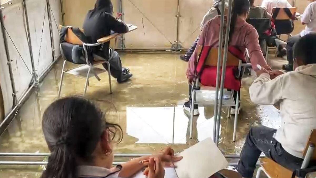 Niños de Argelia, Cauca, reciben clase en albergues improvisados y bajo las lluvias