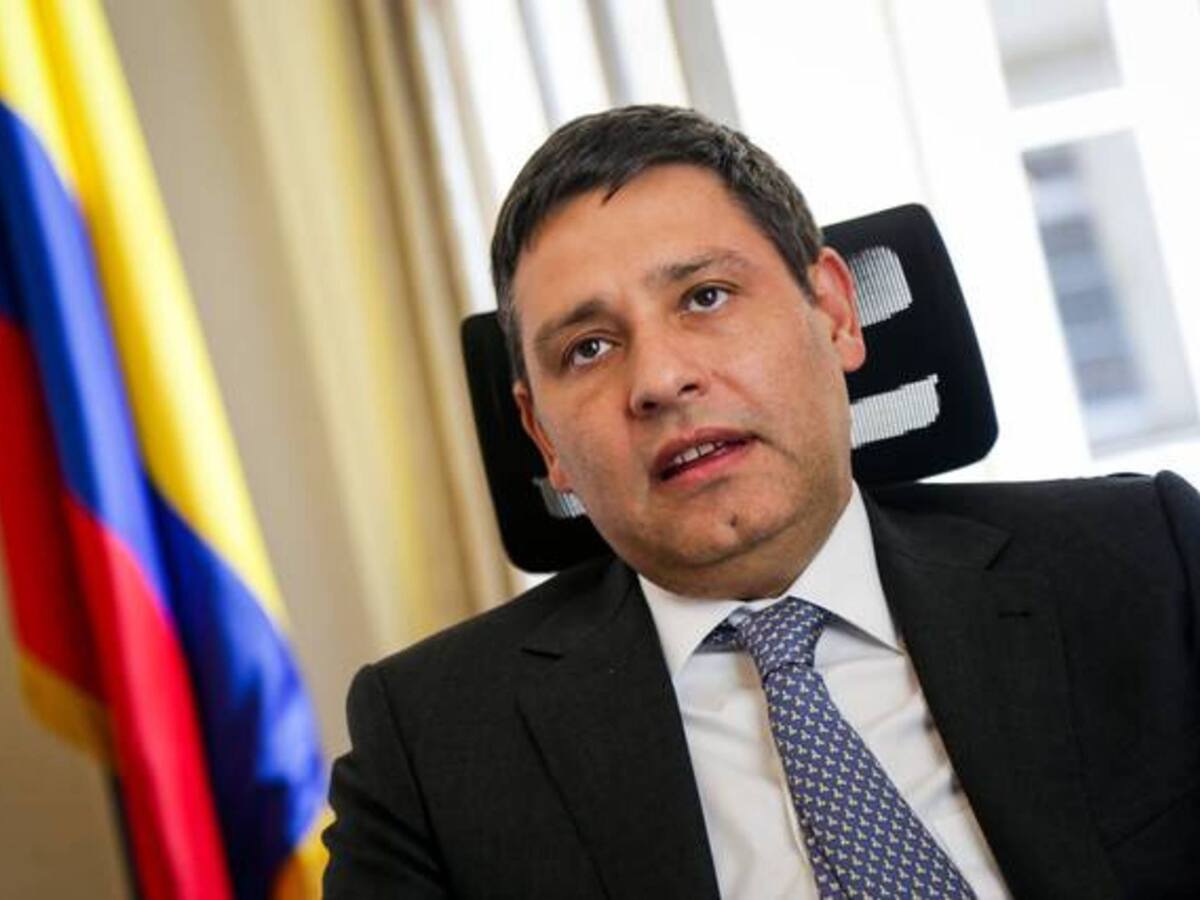 Ministro TIC interpondrá una denuncia civil y posiblemente legal contra IFX