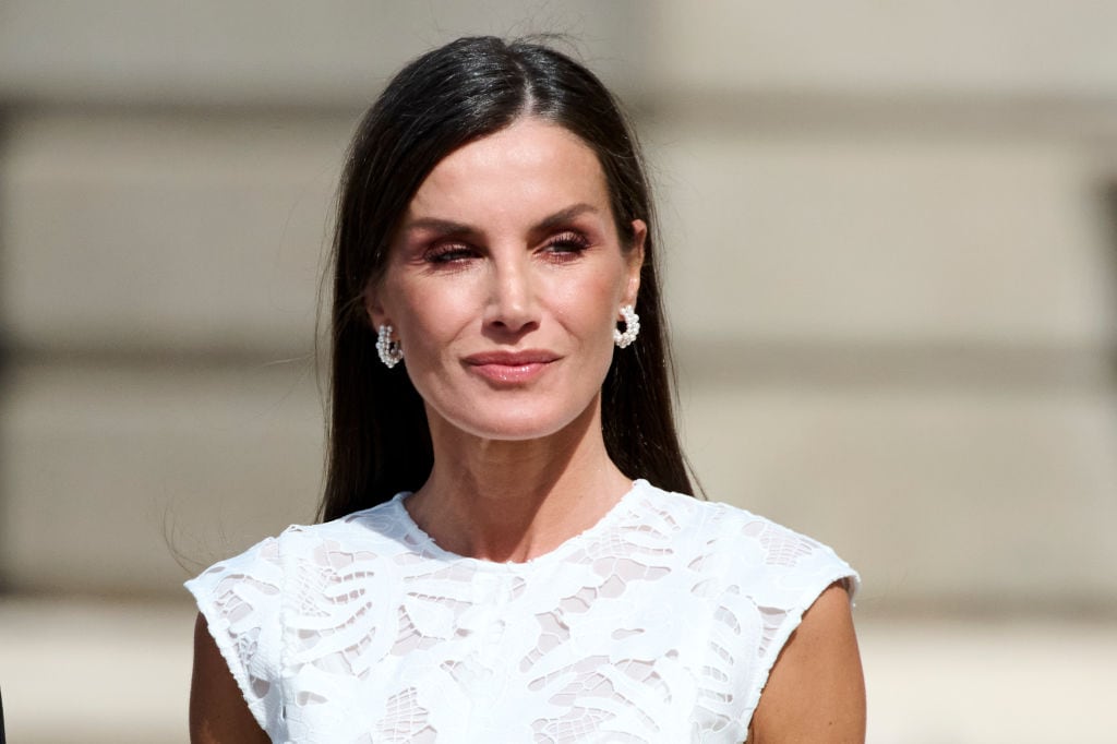 MADRID, SPAIN - MAY 03: Queen Letizia of Spain waits for the President of Colombia Gustavo Francisco Petro and his wife Veronica Alcocer at the Royal Palace onMay 03, 2023 in Madrid, Spain. (Photo by Carlos Alvarez/Getty Images)