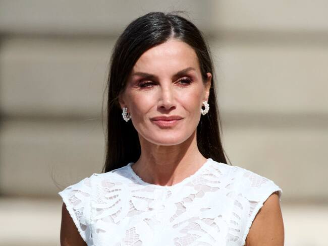 MADRID, SPAIN - MAY 03: Queen Letizia of Spain waits for the President of Colombia Gustavo Francisco Petro and his wife Veronica Alcocer at the Royal Palace onMay 03, 2023 in Madrid, Spain. (Photo by Carlos Alvarez/Getty Images)