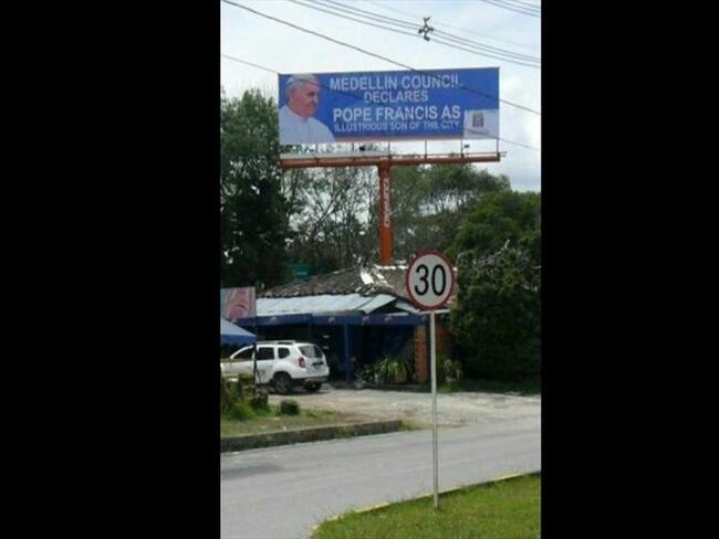 Polémica en Medellín por una valla alusiva al papa Francisco que está escrita en inglés. Foto: Cortesía Carlos Alberto Zuluaga