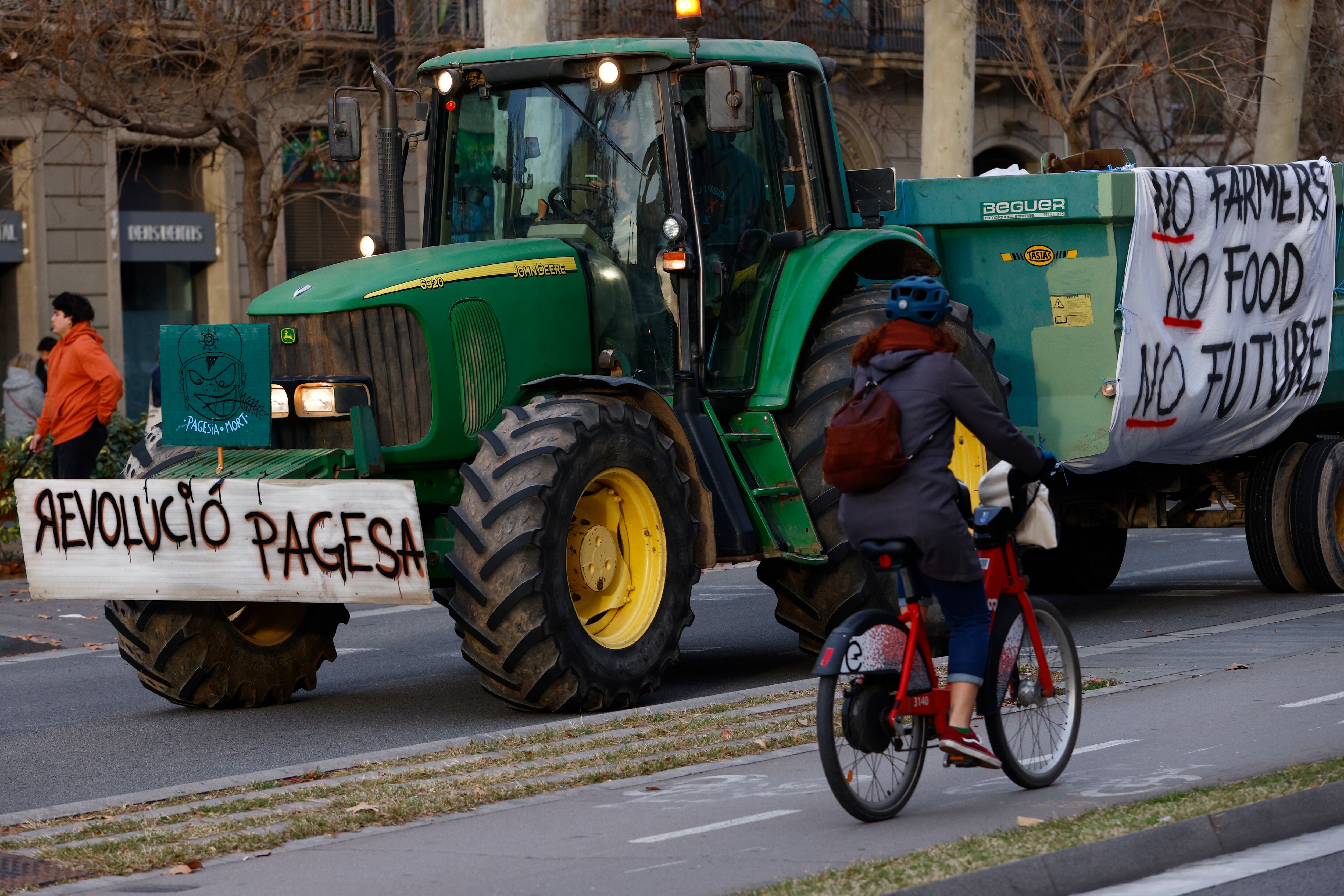 Decenas de agricultores con sus tractores que han pernoctado en Barcelona. EFE/ Quique García