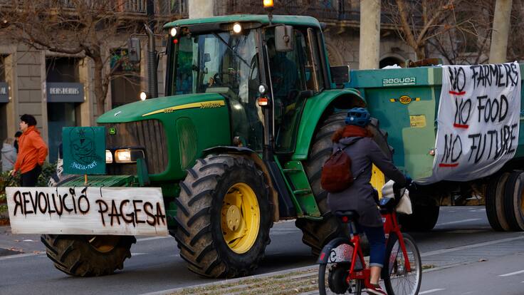 GRAFCAT9536. BARCELONA (ESPAÑA), 08/02/2024.-Decenas de agricultores con sus tractores que han pernoctado en Barcelona continúan esta mañana en la Ciudad y se dirigen al Parlament.EFE/ Quique García