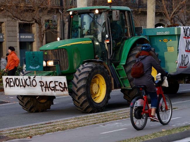 Decenas de agricultores con sus tractores que han pernoctado en Barcelona. EFE/ Quique García