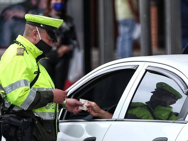 Denuncian retén de policías falsos para cometer hurtos en Bogotá