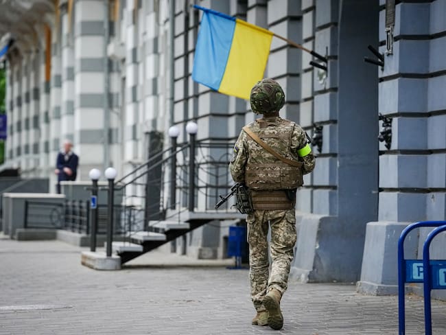 Imagen de referencia de un militar ucraniano en la ciudad de Odesa. (Photo by Kay Nietfeld/picture alliance via Getty Images)