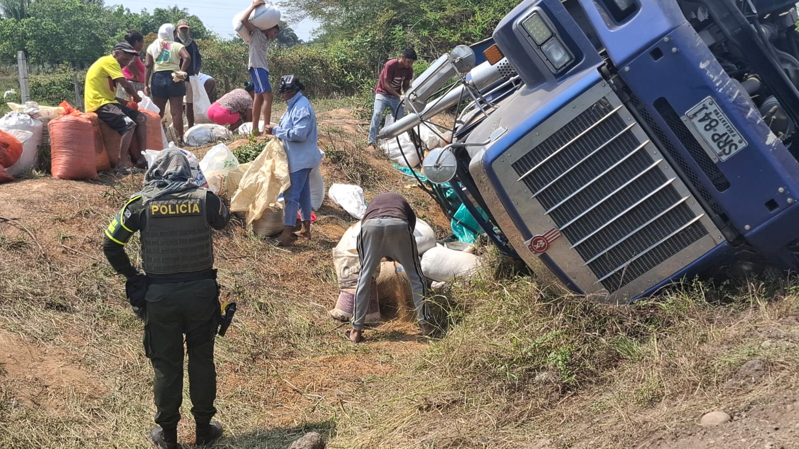 Robo de carga a cambión accidentado en La Guajira. Foto: Suministrada