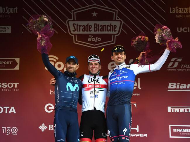 Alejandro Valverde Belmonte de España y Movistar Team en segundo lugar, el ganador de la carrera Tadej Pogacar de Eslovenia y UAE Team Emirates y Kasper Asgreen de Dinamarca y Team Quick-Step - Alpha Vinyl en tercer lugar posan en el podio (Photo by Tim de Waele/Getty Images)
