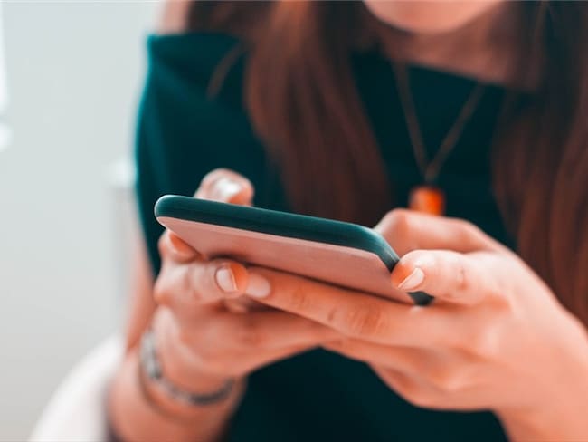Apple y Google están desarrollando una herramienta de rastreo de contactos de personas con coronavirus. . Foto: Getty Images